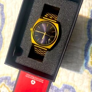 I’m selling a gold nixon watch the color is gold